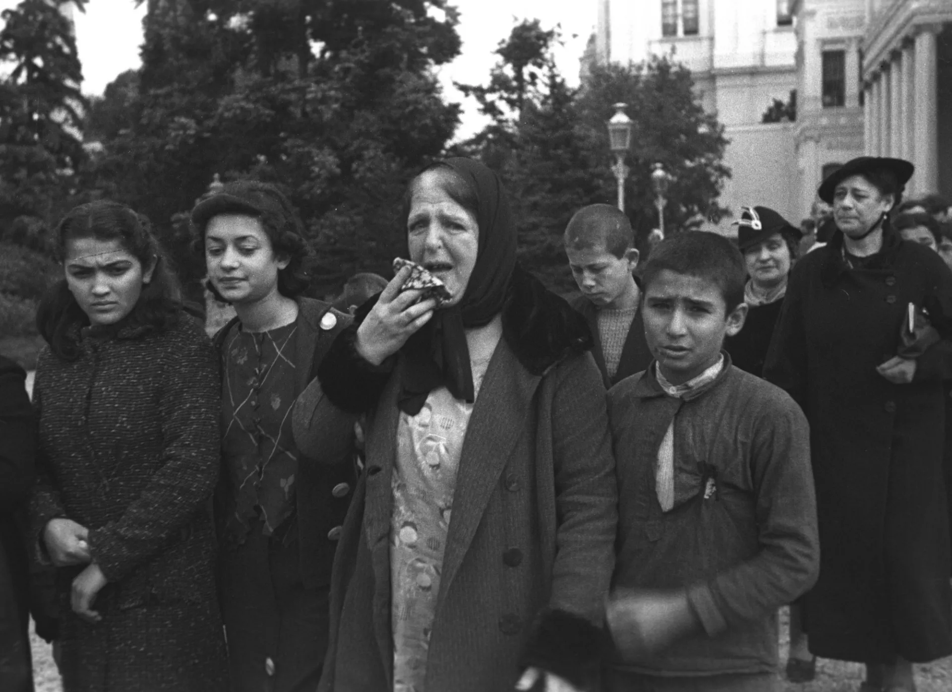 17 Kasım 1938'de Dolmabahçe'de Atatürk'ün naaşı önünde saygı geçişi yapan kadınlar görülüyor. 