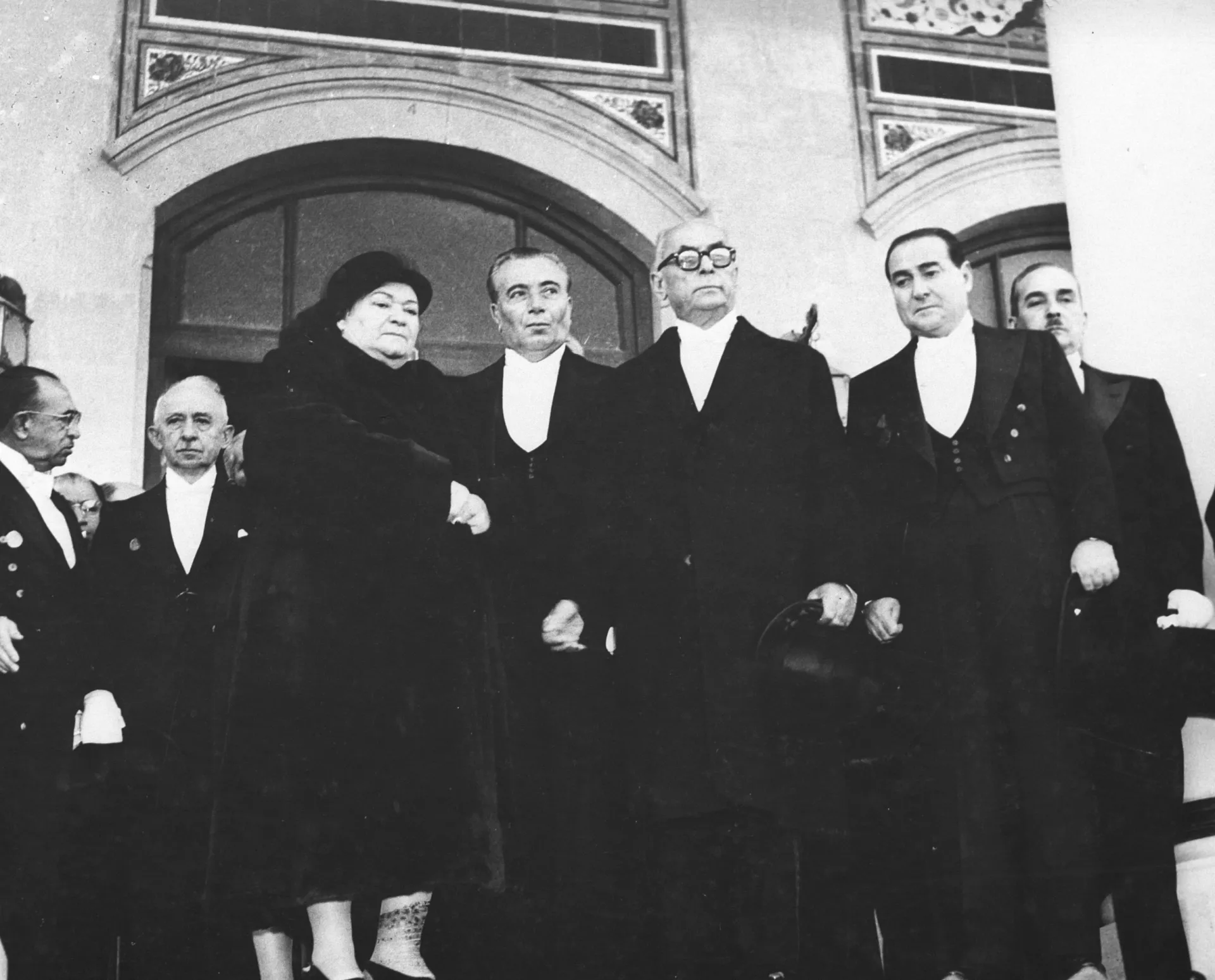 Adnan Menderes, Celal Bayar, CHP Genel Başkanı İsmet İnönü ve Atatürk'ün kız kardeşi Makbule Atadan da 10 Kasım 1953'te Atatürk'ün naaşının Anıtkabir'e nakli töreninde.