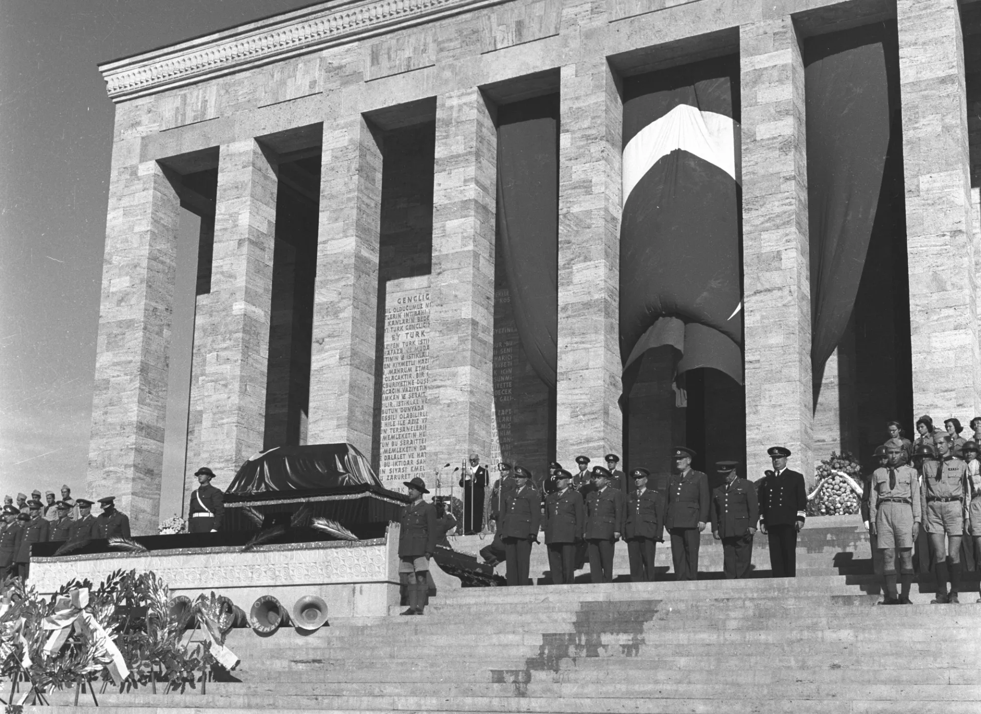 Atatürk'ün cenazesinin 1953'te Anıtkabir'e nakli töreninde tabut, merdivenlerde hitabet kürsüsünde hazırlanan katafalka konuldu. Cumhurbaşkanı Celal Bayar bir konuşma yaptı.