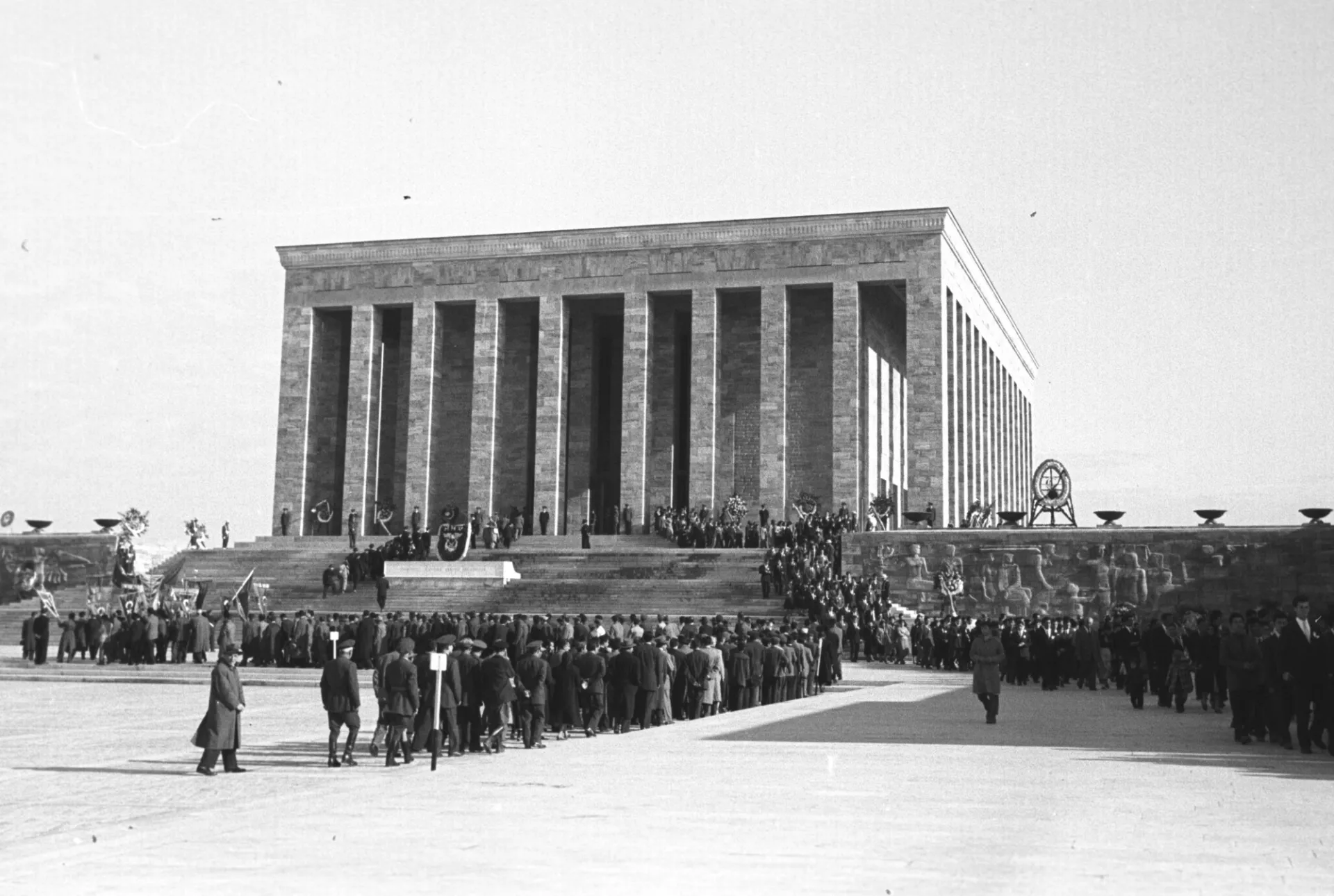 10 Kasım 1953'te Atatürk'ün cenazesinin Anıtkabir'e nakil töreni sonrası vatandaşlar Anıtkabir'de saygı duruşunda bulunurken görülüyor.