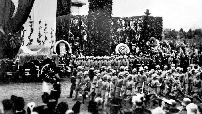 "Süreç içerisinde önce ulusal sonra yerel düzeyde çıkan gazeteleri topladım. Daha sonra Atatürk'ün vefatının ardından düzenlenen törenlerin fotoğraflarını biriktirmeye başladım" diyen Gürbüz Atatürk'ün vefatından naaşının 1953'te Anıtkabir'e nakline kadar olan süreçteki 10 Kasım tarihli tüm gazeteleri topladığını belirtti. Gürkan Gürbüz'ün "Tarihin Matem Sayfaları" adlı koleksiyonundan 10 Kasım 1938 tarihli gazeteler ve manşetleri: