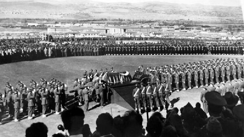 10 Kasım 1953 ve sonrası Atatürk'ün naaşının Ankara'daki Etnografya Müzesi'nden alınıp Anıtkabir'e nakledillişi, 10 Kasım 1953 tarihli Ulus Gazetesi'nin ön sayfasında yalnızca Anıtkabir ve ziyaret eden halkın temsili çizimi ile verildi.