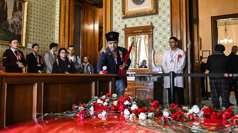 Atatürk, 85 yıl önce ebediyete intikal ettiği Dolmabahçe Sarayı'ndaki odasında törenle anıldı