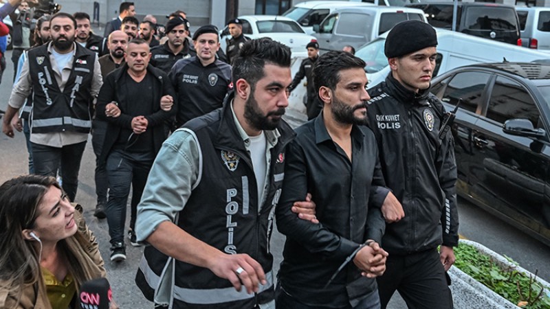 İFADE EZBERLETMEK İSTEDİLER Gün'ün ofisinde çalışan Songül Kılıç, nasıl ifade vermesi gerektiğine ilişkin kendisiyle görüşme yapıldığını itiraf etti. Kılıç, şöyle dedi: ‘Engin Polat'ı bir ay önce Gün'ün bürosunda gördüm. Polat'la yüz yüze gelmemi engelleyip beni başka odaya aldılar. ‘Polis ifade için çağırabilir. Seni ne söylemen konusunda hazırlayacağız' dediler.’ Birkaç gün sonra Gün'ün aradığını ifade eden Kılıç, şunları söyledi: ‘Stresli ve tedirgin olduğumu, haberlerde Engin ve Dilan Polat'ın şirketlerinin yayınlandığını, Fekpen, Byzgun ve Tekbaşer'in müşavirliğini yaptığımı ifade ederek, ‘Beni nasıl bir ateşe attınız! Neden bana Polat'la alakalı olduğunu söylemediniz?' dedim. Gün de ‘Korkma, dediklerimi yap. Dediklerimin dışına çıkarsan yanarsın. Merak etme, Polatlar özür videosu çekecek. Bir iki gün daha konuşulur, her şey unutulur. Tedbirli olalım. Birbirimizi ele vermeden konuşulanın dışına çıkmayalım' dedi.’ Kılıç, olası bir gözaltıda vereceği ifadenin kendisine anlatıldığını kaydetti. Gün, Kılıç'ın suçlamalarını reddetti."