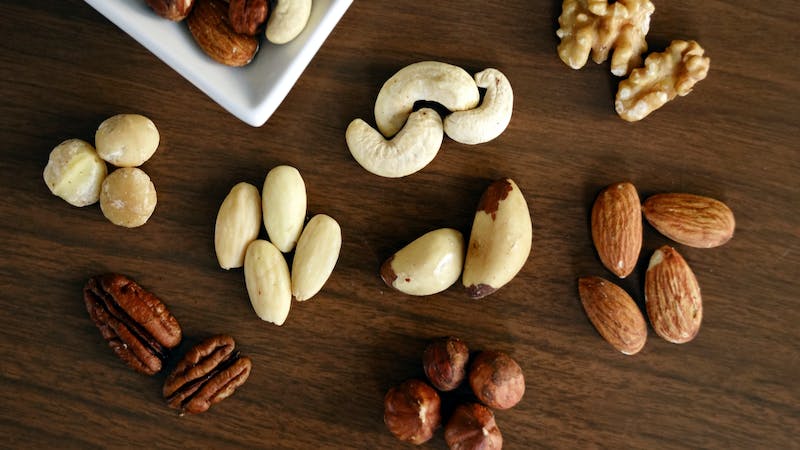 CEVİZ VE BADEM: Ceviz, badem gibi sağlıklı yağlar içeren kuruyemişler; genel protein, antioksidan ve vitamin kaynağı.  Beyin fonksiyonunda önemli bir rol oynadığı bilinen ceviz, omega-3 yağ asidi açısından zengin bir kuruyemiş. Günde yaklaşık 10,5 gram ceviz tüketmenin bilişsel performansı geliştirmek için yeterli olduğu öngörülüyor.