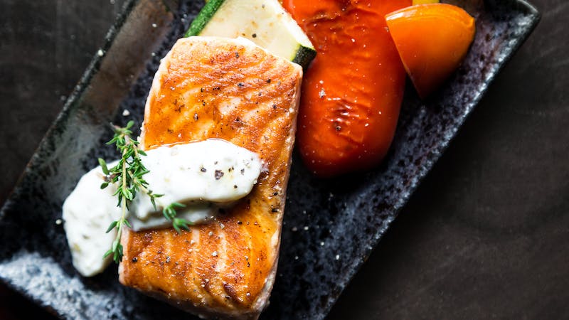 YAĞLI BALIKLAR: Yüksek yağ oranı bulunan somon, alabalık, sardalya, ringa balığı, uskumru ve ton balığı gibi balıklar omega-3 açısından zengin besinler arasında yer alıyor.  Çok sayıda çalışma, yağlı balık tüketiminin özellikle ileri yaşlarda demans gibi hastalıklara yakalanmanın riskini düşürdüğünü gösteriyor.