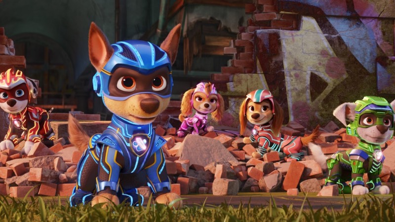 8. Paw Patrol: Süper Film  1.8 milyon dolar  Film, süper köpekçiklerin Macera Şehri’nin güvenliğini sağlamak için içerisine girdikleri mücadeleyi anlatıyor.  Macera Şehri'ne büyülü bir meteor çarptığında, PAW Patrol yavrularına süper güçler vererek onları Süper Köpekçiklere dönüştürür. Ekibin en küçük üyesi olan Skye için yeni güçleri, bir rüyanın gerçekleşmesidir. Ancak yavruların ezeli rakibi Humdinger hapisten kaçıp çılgın bir bilim insanı ile iki kötü adam için süper güçleri çalmak üzere iş birliği yaptığında işler daha da kötüye gider. Macera Şehri’nin kaderi tehlikedeyken, Süper Köpekçikler kötüleri çok geç olmadan durdurmak zorunda kalır.