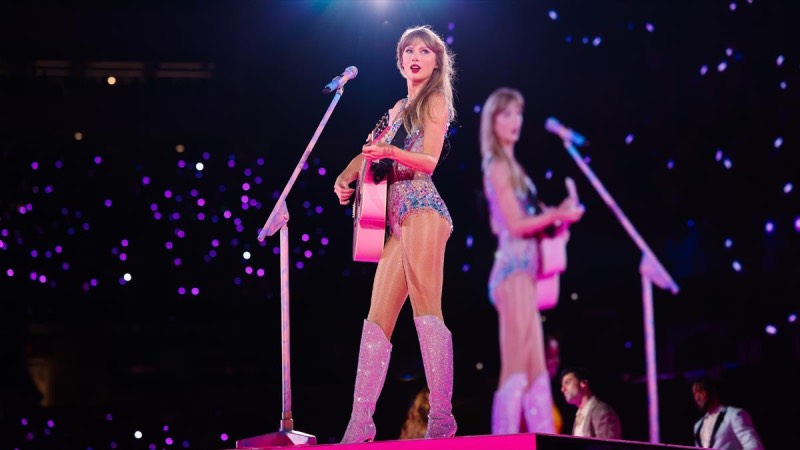 3. Taylor Swift: The Eras Tour  5.9 milyon dolar  Film, ünlü şarkıcı Taylor Swift'in tüm müzik kariyerine dair bir yolculuk vadeden The Eras Tour'un sinematik deneyimini izleyiciyle buluşturuyor.