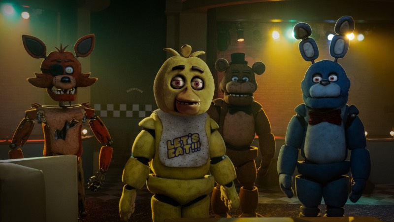 2. Freddy'nin Pizza Dükkanında Beş Gece  9 milyon dolar  Aynı isimli ünlü video oyunundan uyarlanan film, sorunlu bir güvenlik görevlisinin Freddy Fazbear’ın Pizza Dükkanı’nda çalışmasını konu alıyor.  Fantezi ve eğlencenin hayat bulduğu bir aile restoranı olan Freddy Fazbear’ın Pizza’da gece vardiyasında çalışan Mike işindeki ilk gecesinde korkunç sürprizlerle karşılaşır. Gecenin karanlığı çöktüğünde, karanlık ve ölümcül bir sır ortaya çıkar; animatronik bebekler canlanır, psikopat katillere dönüşür ve şiddetli bir cinayet serisine başlar.