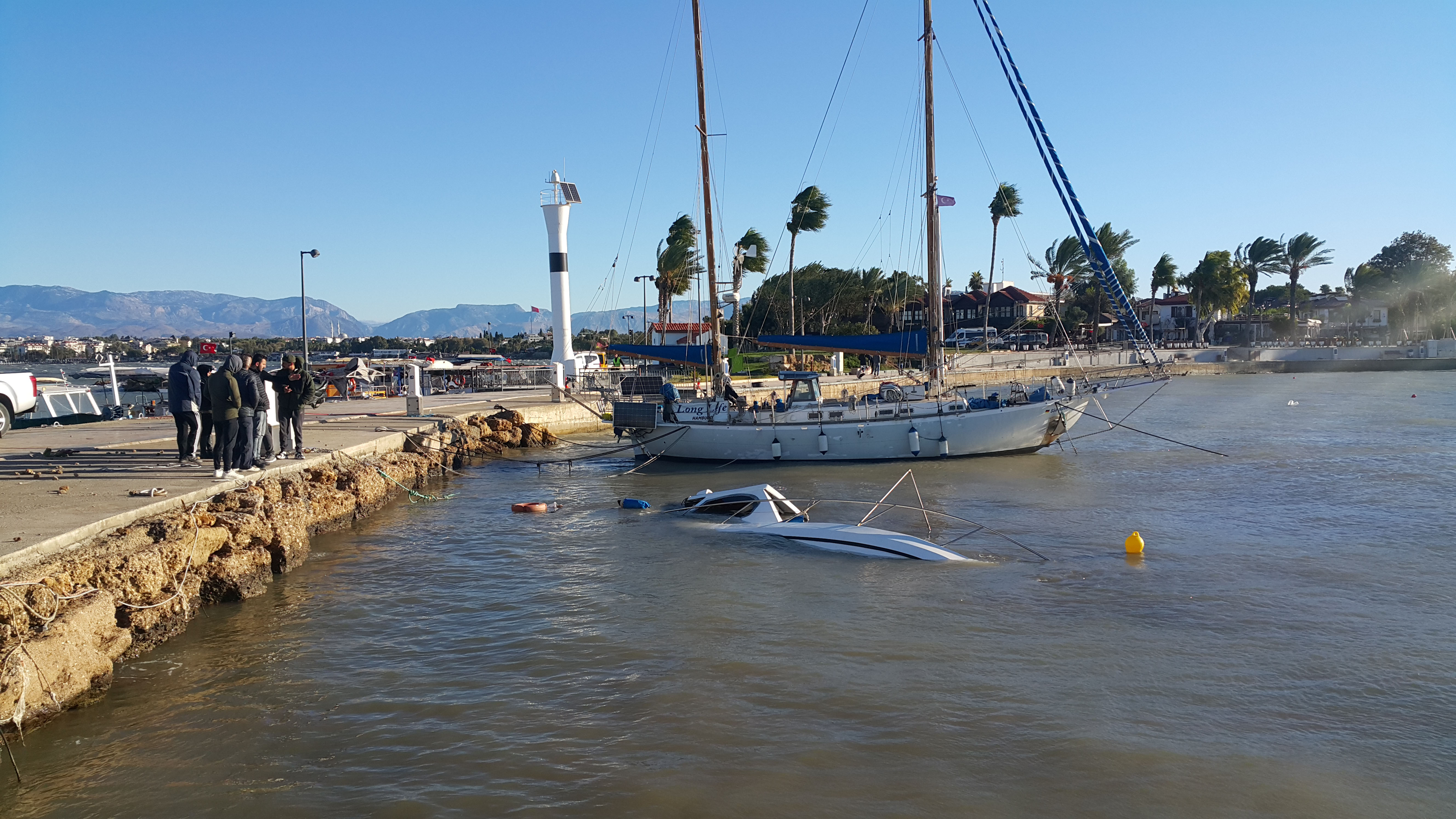 ANTALYA'DA FIRTINA; AĞAÇLAR DEVRİLDİ, TEKNE BATTI | Antalya'da gece saatlerinde etkili olup, saatteki hızı 100 kilometreye ulaşan fırtına nedeniyle çok sayıda ağaç devrildi, kara ve hava yolu ulaşımında aksamalar yaşandı. Side Limanı'nda 1 tekne batarken, fırtına sonrası bazı turistler, denize girdi.