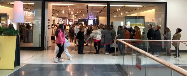 "Black Friday" adı verilen indirimlerden yararlanmak isteyenler İstanbul'da AVM'ler önünde erken saatlerden itibaren alışveriş için beklemeye başladı. Esenyurt'ta bir AVM önünde bekleyenler ise, metrelerce kuyruk oluşturdu. Kimileri indirimden memnun kalırken, kimileri ise, fiyatlarda indirim olmadığını belirtti. 