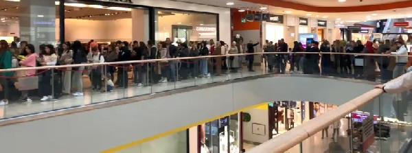 Bayrampaşa'da bir alışveriş merkezinde indirimlerden yararlanmak isteyenler erken saatlerde yoğunluk oluşturdu. Alışveriş merkezine gelenler kapıların açılmasını sıraya girerek bekledi. Kuyruktakiler alışveriş merkezine saat 10.00 itibariyle alınmaya başladı. İçeri girenler indirim yapan mağazalarda ürün alabilmek için birbiriyle yarıştı. Ancak bazı vatandaşlar kapıların açılma saatinden önce AVM personellerine öncelik tanındığını öne sürdü. Öncelik tanınan personellerin indirimli ürünleri adeta kapıştığı anlar cep telefonu kamerasına yansıdı.
