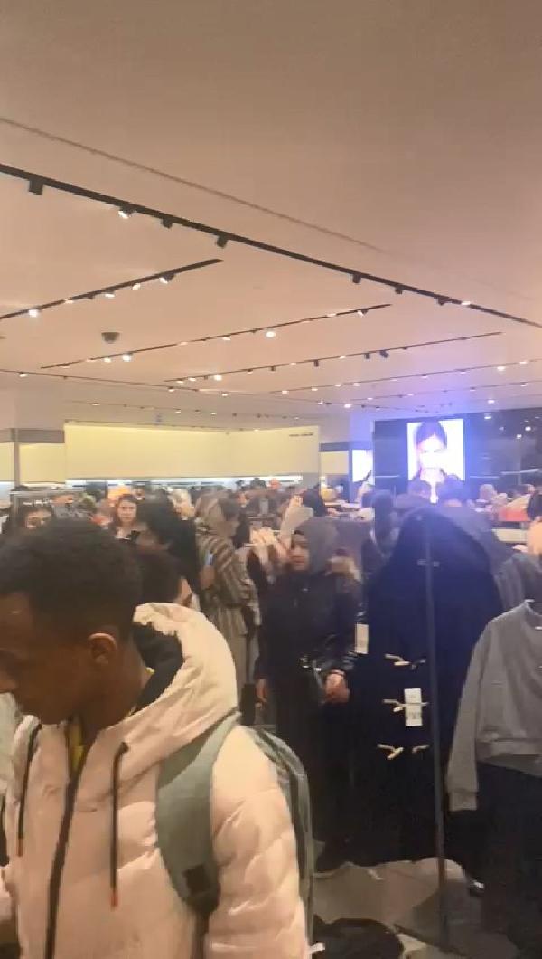 Alışveriş için AVM’ye gelen Alev Kaya, "İndirimler maalesef olmuyor, tabii ki AVM’ler, marketler hep indirim var diyorlar ama hiç de indirim diye birşey yok" dedi.Alışveriş için bekleyen vatandaşlardan Ceren Çanakçı, "AVM’de inanılmaz derecede bir kalabalık ve yoğunluk yaşandı. Bir mont bakmaya gidelim dedik, zaten indirim de o kadar aman aman bir indirim değildi bana göre. Maksimum 700 liralık bir indirim sözkonusuydu ve insanlar bence mağdur oldular çünkü gerçekten inanılmaz bir kalabalık vardı. İnsanlar resmen birbirinin üstüne düşeceklerdi, o derece bir yoğunluk yaşandı. Arkadaşım da internetten stok bulamadığı için mağazaya girmek zorunda kaldı ve bayağı bir kargaşa yaşandı ve stokların hepsi de tükenmişti." dedi. 