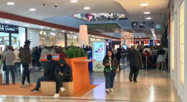 Bir saatten fazla kuyruk bekleyen Cevheri Yazıcı, "Fazlasıyla kalabalık ama gereksiz bir kalabalık bir hafta önce de geldim bu markaya fiyatların çoğunda bin lira üzerinden 100, 200 lira arasında oynattılar, şimdi de toplamda yüzde 20 indirim yaptılar. Yine aynı yere geldi bir fark yok. Algı sayesinde firmalar kazanıyor. İndirim yok aslında indirim varmış gibi oluyor, indirim var denilince benim de birşey alasım geliyor. Bugün de öyle bir gün. Bir saatten fazla kuyruk bekledim, saçmaydı, değmedi, çok gereksizdi." dedi. (DHA)