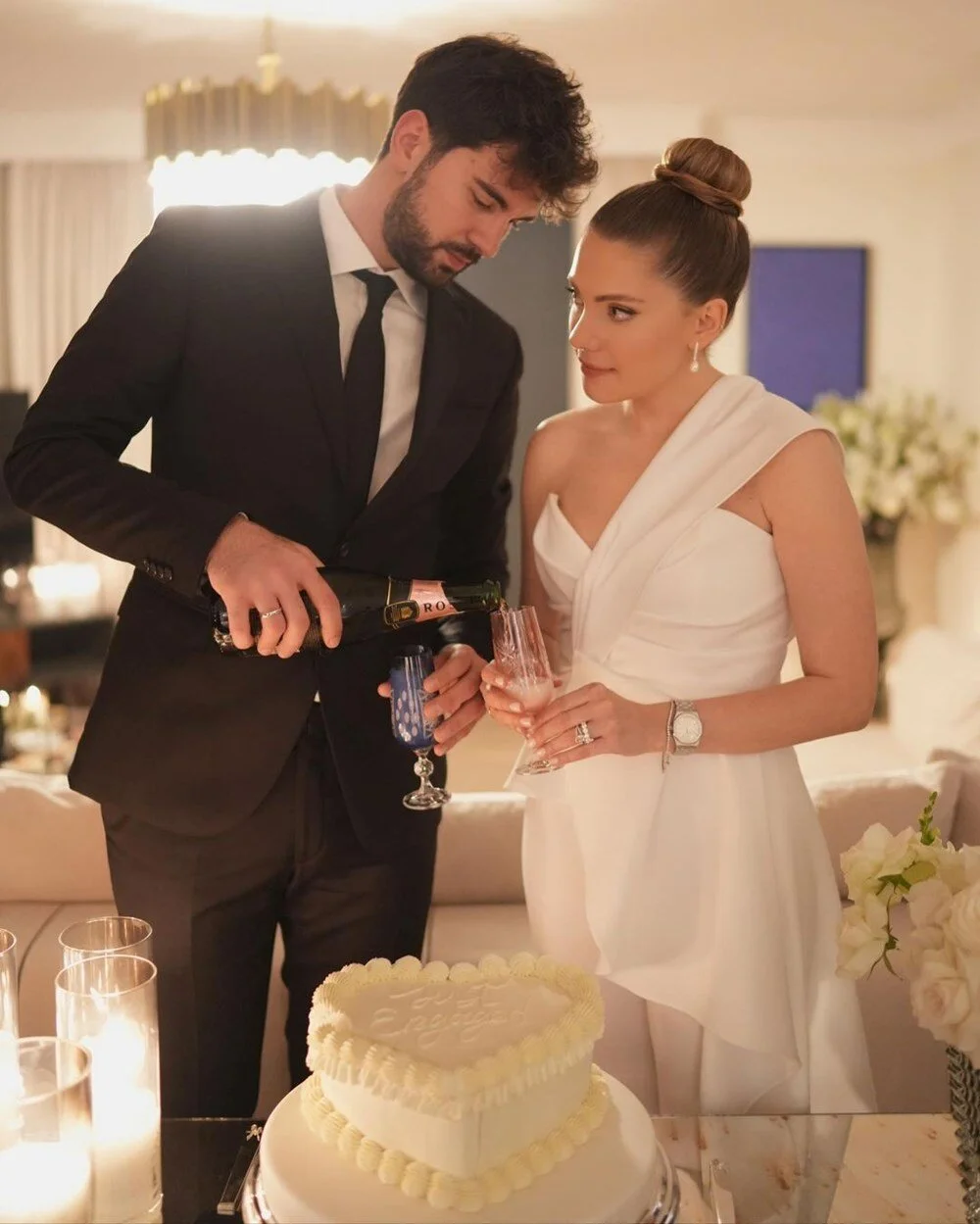 Ünlü oyuncu yaz sonunda bebek beklediği haberiyle gündeme gelmişti.  