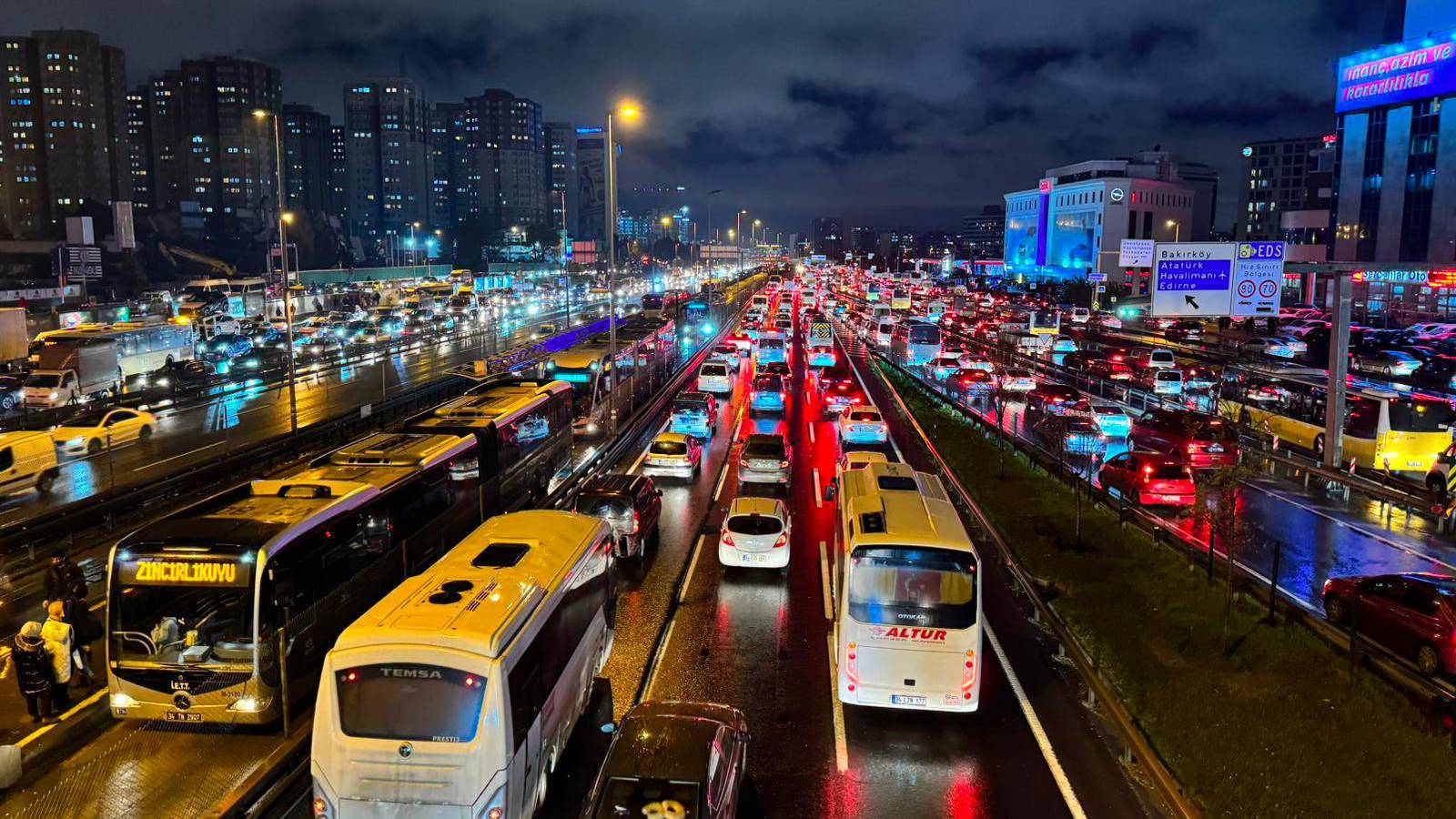 İstanbul'da trafik yoğunluğu yağışın da etkisiyle yüzde 90'a dayandı