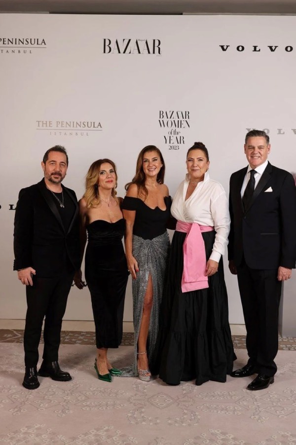 Harper’s Bazaar dergisi tüm dünyada gerçekleştirdiği “Women of the Year Awards” (Yılın Kadınları Ödülleri) törenini bu yıl ilk kez Türkiye’de düzenledi.  Dünyada film, televizyon, sanat ve kültür dünyasından başarılı kadınların ödüllendirildiği organizasyonun İstanbul ayağında cemiyet, iş, sanat, spor, kültür ve sanat hayatından önemli isimler bir araya geldi.  Ödül törenine dünyaca ünlü süper model Isabeli Fontana, oyuncu ve model Karolina Kurkova ve eserleri dünyada yankı uyandıran fotoğraf sanatçısı Ellen von Unwerth de katıldı.