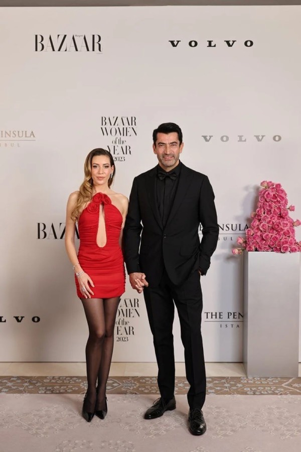 Kenan İmirzalıoğlu, Yılın Erkeği (Man of the Year) ödülünü almaya eşi Sinem Kobal ile geldi.