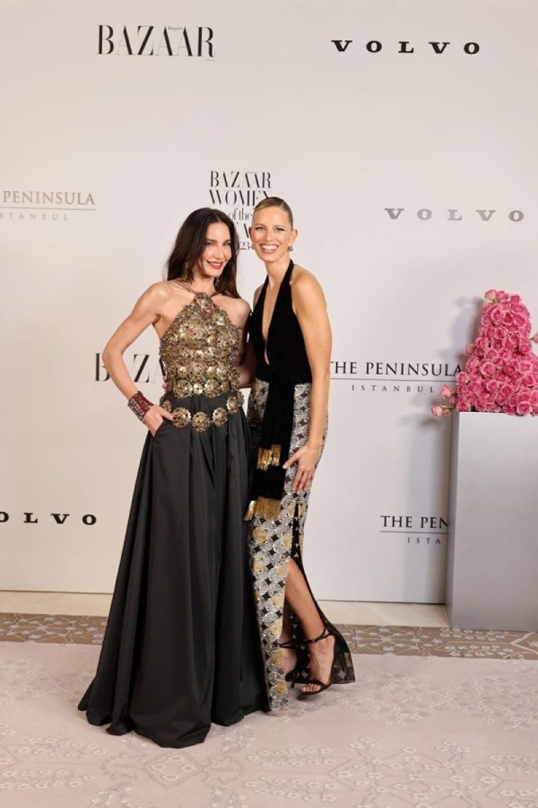Ece Sükan ve Karolina Kurkova