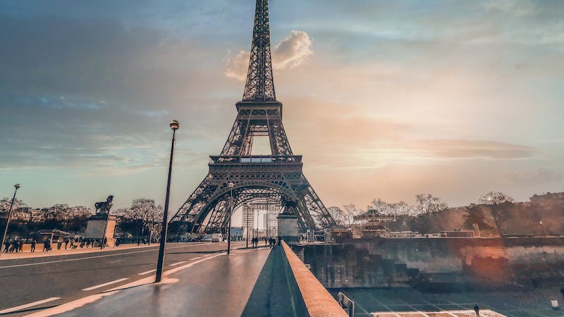 Paris'ten bir parça: Eyfel Kulesi’nin merdivenleri servet değerine satıldı