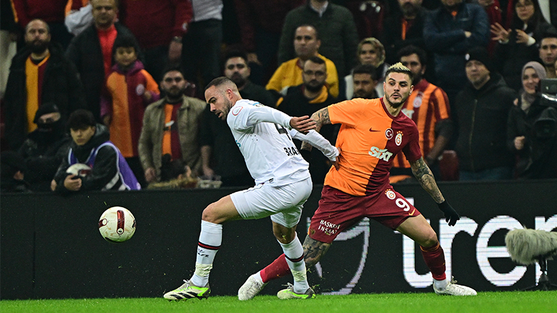 Halil Özer - Milliyet: Galatasaray sezon başından bu yana en kötü iç saha maçını oynadı. Biraz şansı ile biraz da rakip kalecinin hatası ve tabii ki Günay’ın çabası ile üç puanı aldı. Ama Fenerbahçe maçı öncesi tehlike sinyalleri verdi.