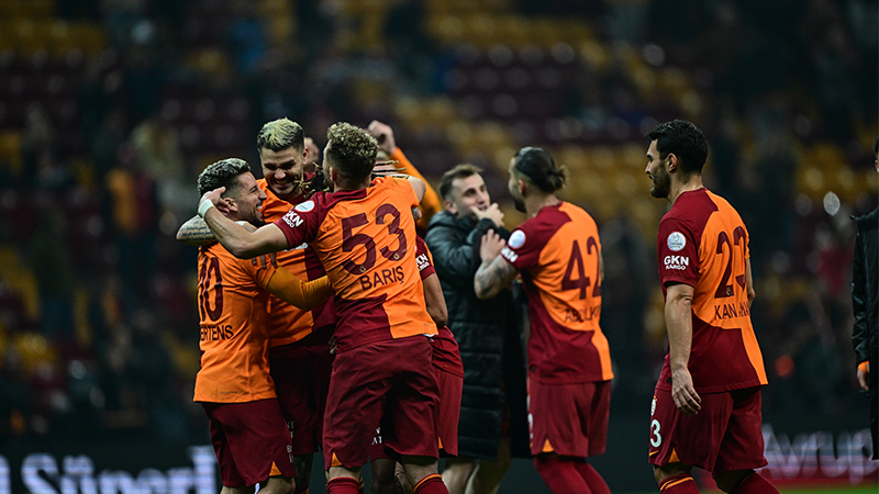 Ahmet Çakar - Sabah: Galatasaray farklı da kazanabilirdi, puan da kaybedebilirdi. İcardi denen efsane, haftalardır var mı, yok mu belli değil. Ama oyundan alınamıyor.