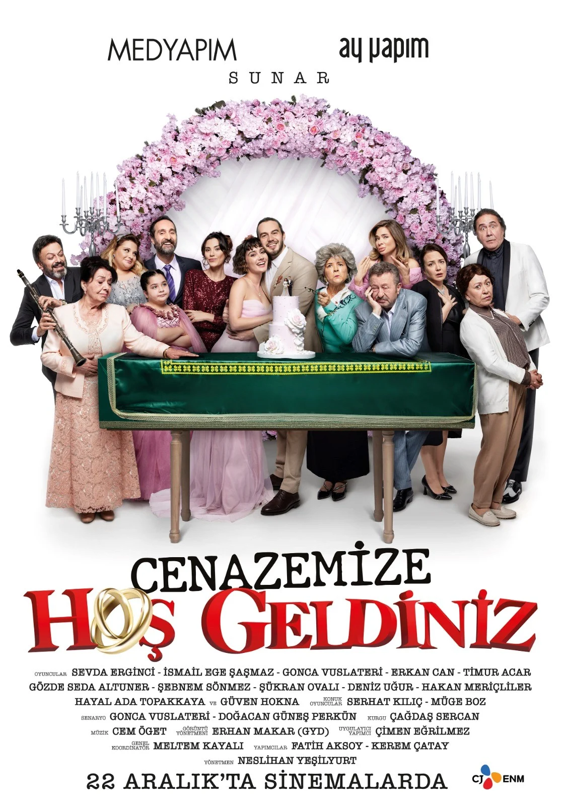 Cenazemize Hoş Geldiniz: Cenazemize Hoş Geldiniz, nişan günlerinde kendilerini akla gelmeyecek olayların içinde bulan bir çiftin hikayesini konu ediyor. İrem ve Ozan 4 yıldır birlikte olan bir çiftir. Artık evlenmeye karar veren İrem ve Ozan, ilk adım için hazırlıklara başlarlar. Nişan sabahı gelip çattığında çift, birlikte yaşadıkları evlerinde uyanır. İrem, nişandan dolayı oldukça gergindir çünkü aileleri ilk kez nişanda bir araya gelecektir ve İrem’in ailesinin her bir üyesi sorun çıkarmaya müsaittir. Buna karşılık Ozan’ın ailesi iyi eğitim almış aristokrat bir ailedir. Nişan günü İrem’in annesi Ruh ve Sinir Hastalıkları Hastanesi’nden çıkacaktır ve nişana katılacaklar arasında dolandırıcı teyzesi, Hollanda’dan gelen çılgın halası, şarkıcılık hasreti çeken teyzesi ve ölmüş kocasını sayıklayan büyük halası da vardır. Ancak olaylar hiç beklenmedik bir yerden patlak verir. İrem’in büyük babaannesi Atike nişan günü vefat eder. Atike’nin cenazesi belediyenin hizmetiyle buzdolabına konularak eve getirildiğindeyse olaylar karmaşık bir hal alır. Çok geçmeden ailenin sırları ortaya dökülmeye başlar.