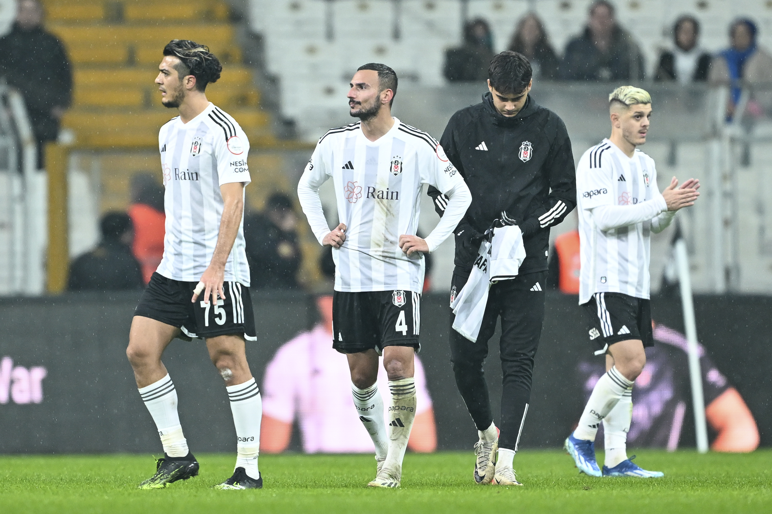 Böyle gitmez - Güntekin Onay | Beşiktaş ilk yarıda çok olumsuz bir görüntü ortaya koydu dün. Basit top kayıpları, orta alanda bağlantı eksikliği, kopuk ve dağınık bir futbol izledik siyah beyazlılardan. Alan daraltma ve etkili bir pres de yoktu. Semih Kılıçsoy ve Jackson Muleka kanat oyuncusu olmadıkları için kenarlardan hiç tehlike gelmedi. Rıza Çalımbay ilk yarıdaki üretkenlikten uzak futboldan memnun kalmış olacak ki ikinci devreye değişiklik yapmadan başladı. Rıza Hoca, Milot Rashica ve Ante Rebic varken neden kanatlarda Jackson Muleka ve Semih Kılıçsoy ile başladı? Anlamak mümkün değil. Beşiktaş’ta radikal değişiklikler şart. Kadro dışı kararları gerekirse bir daha gözden geçirilmeli. Bu kalite ligde kolay kolay maç kazanamaz. Beşiktaş’ta futbolu yönetenlerin takımı toparlamak için net kararlar alması şart. Çünkü böyle gitmeyeceği apaçık ortada. (HÜRRİYET)