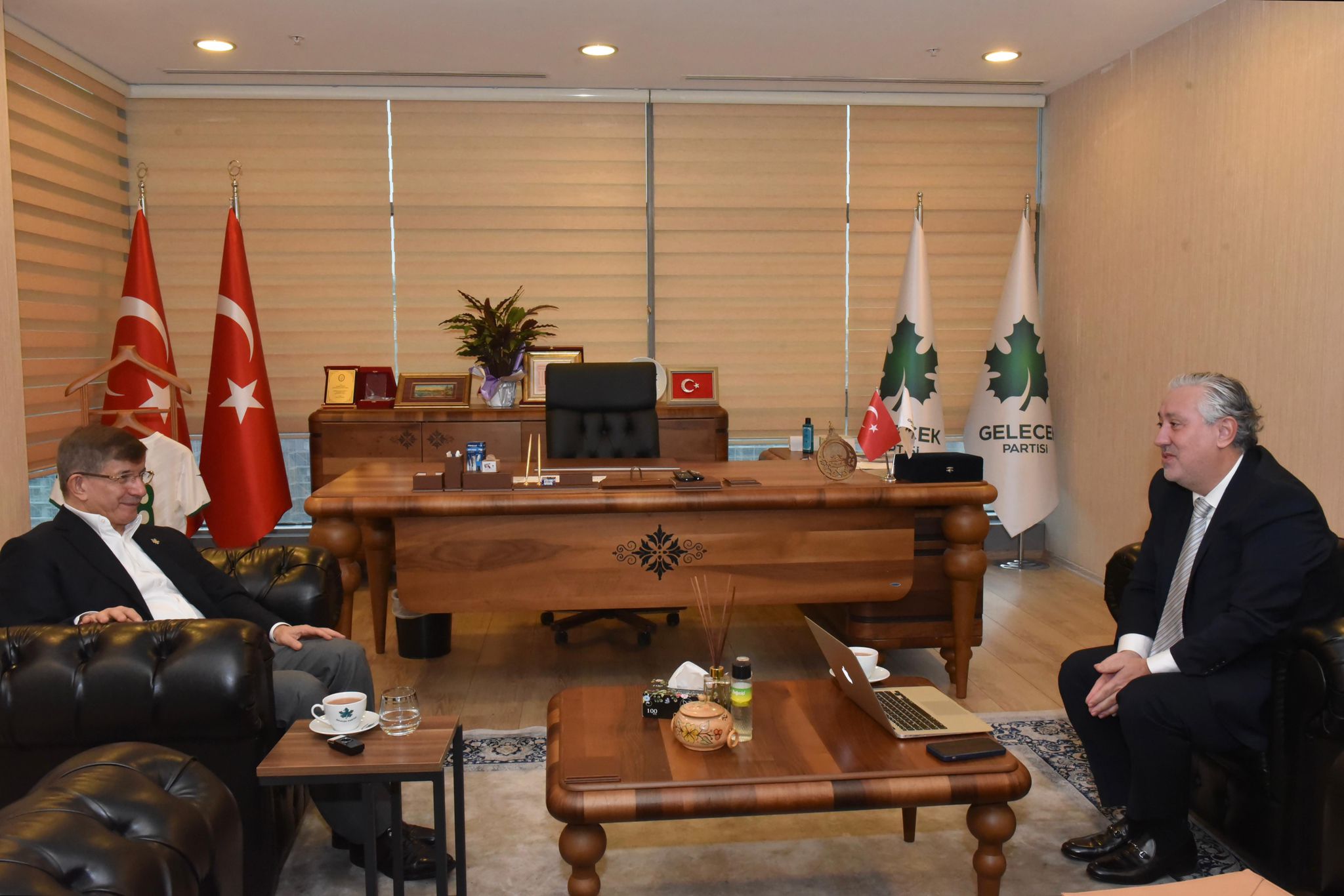 Gelecek Partisi Genel Başkanı Ahmet Davutoğlu (solda), Murat Sabuncu