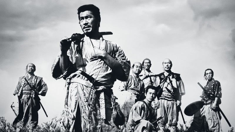 8. Yedi Samuray (1954)  "Yedi Samuray", haydutların saldırdığı fakir bir köyü korumaya çalışan samurayların hikayesini anlatıyor. Usta Samurai Kambei'nin cesareti ve fedakarlığına şahit bir grup köylü ondan sürekli olarak haydutlardan köylerini korumasını isterler.