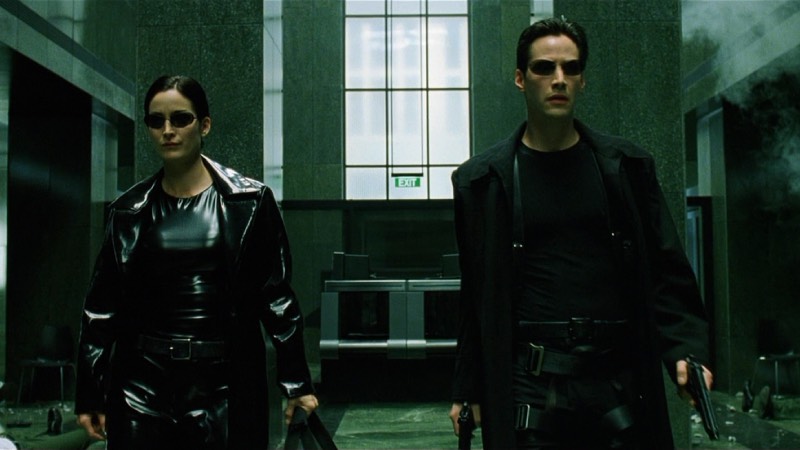 6. The Matrix (1999)  Bir yaşanan gerçek vardır, bir de yaşananın ötesinde olan gerçeklik... Biri rüya, diğeri ise Matrix! Neo,son derece tehlikeli bir adam olan Morpheus’un gerçeği bildiğine inanmaktadır. Bir gece Neo, kendisini başka bir dünyaya götürebilecek Trinity ile tanışır. Bu kadının götüreceği dünyada, Neo Morpheus’u bulacak ve Matrix hakkında bir şeyler öğrenecektir. Neo, Tam olarak kavrayamadığı şeylerin yaşamını kontrol ettiğini biliyor.. Nedir bu Matrix?