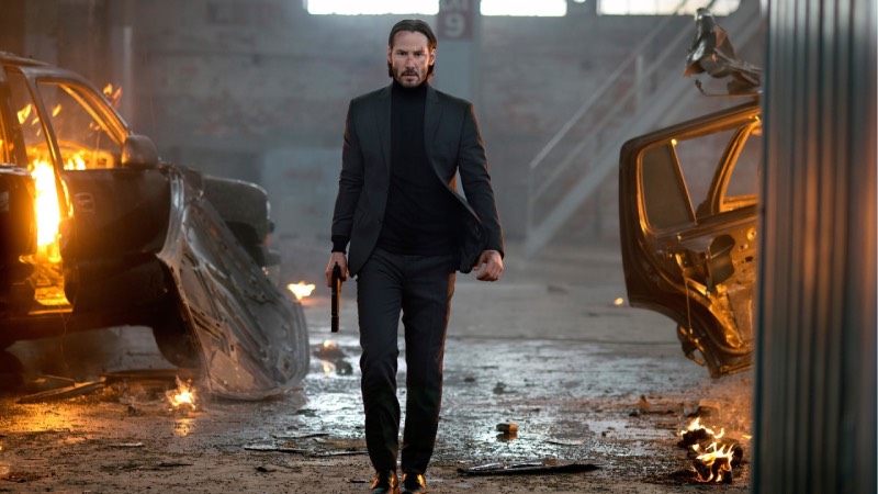 3. John Wick (2014)  John Wick, emekliye ayrılmış bir tetikçidir. Emekliliğinin tadını çıkarırken karısının yakalandığı amansız hastalıkla hayatı altüst olur. Karısından kendisine kalan en değerli varlığı ve can yoldaşı köpeğidir. Ancak evine dalan üç gangster onu da öldürür. Gansterlerden biri, mafya babası Viggo Tasarov'un oğlu Josef Tasarov'dur ve John'un daha önce birlikte çalıştığı bir adamdır. Artık kaybedecek hiçbir şeyi de kalmayan John Wick'in tek istediği intikamdır.