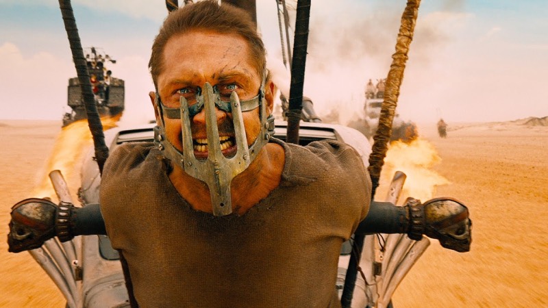 1. Mad Max: Fury Road (2015)  Nükleer savaşın ardından dünya, çöllerin yaygınlaştığı ve susuzluk probleminin arttığı bir yer haline gelmiş, aynı nedenle medeniyet çöküşe doğru sürüklenmiştir. Hayatta kalma içgüdüsü had safhada olan Max (Tom Hardy), eşi ve çocuğunu kaybetmenin ardından huzuru ararken, Savaş Çocukları tarafından esir alınır.