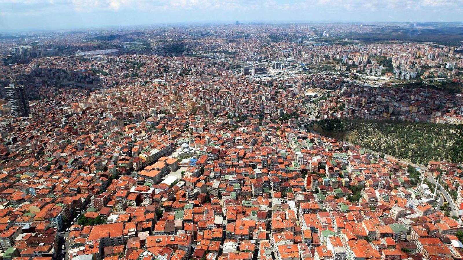 PEK ÇOK ŞEHRE KIYASLA DAHA ÇOK PAHALIYA MAL OLDU Dolayısıyla asgari ücret ne kadar artarsa artsın, gün be gün tırmanan enflasyon oranını yakalayamadı. Gıda ve konut başta olmak üzere pek çok zorunlu harcama, İstanbul’da yaşayan haneler için diğer şehirlere kıyasla çok daha pahalıya mal oldu.  Peki asgari ücret ile İstanbul’da geçinmek mümkün mü?