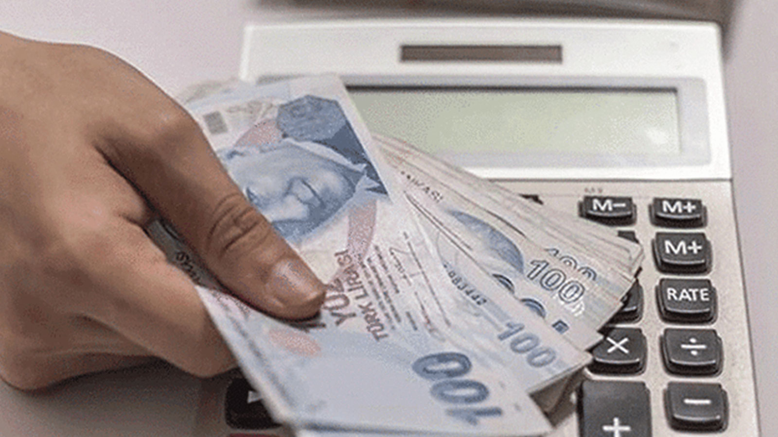 Önümüzdeki günlerde 2024 yılı asgari ücreti netleşecek.   Asgari ücret, 2023 Temmuz-Aralık dönemi için yüzde 34’lük bir artış ile 11.402 TL olarak belirlenmişti. 