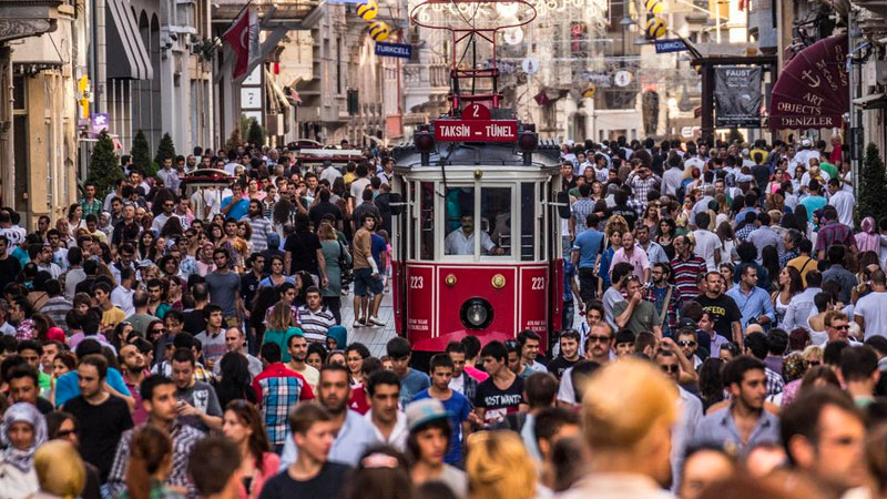 YÜZDE 732'LİK ARTIŞ GÖRÜLDÜ: Endeksa verilerine göre İstanbul’da 2023’ün Kasım ayında kira fiyatları bir önceki seneye göre yüzde 75,7 artarken, 2019 yılının aynı ayının fiyatlarıyla karşılaştırıldığında bu artış yüzde 732,1’e ulaşıyor.   İstanbul’da kiralar ortalama ücretin yüzde 117’sini götürüyor ve ortalama kira bedeli asgari ücretin 1,5 katı kadar. 