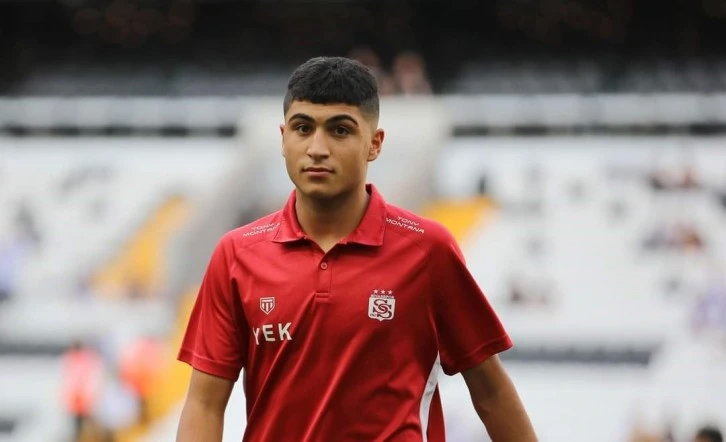 Sivasspor’un 17 yaşındaki ön liberosu Yunus Emre Konak da listedeki bir diğer isim.