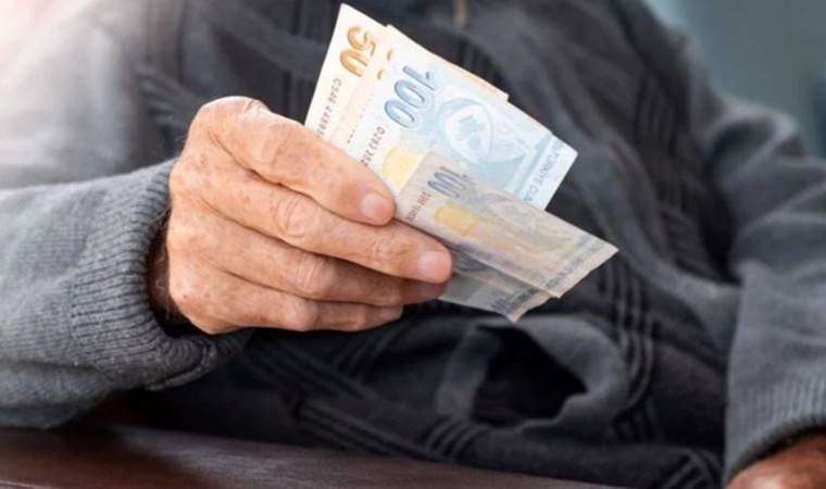 SSK'lı emekliler her ayın 17-26'sı arasında, Bağ-Kur'lular ise her ayın 25-28 arasında emekli maaşı ödemesini alıyor. Memurlara ise her ayın 15'inde maaş ödemesi yapılıyor. Emeklilere enflasyon farkı ödemeleri için tarih duyurulacak.