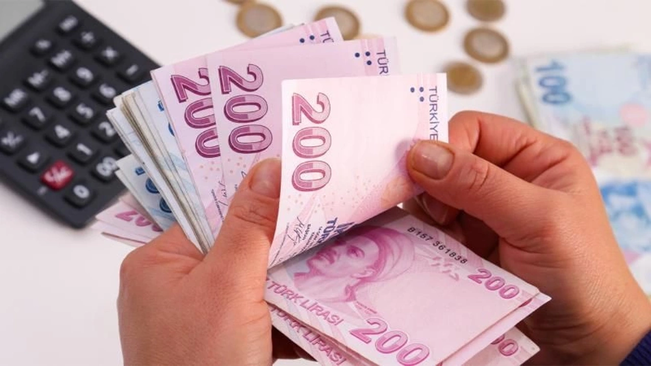 Kasım ayında enflasyon aylık yüzde 3,28 olarak gerçekleşti. Buna göre SGK ve Bağ-Kur emeklileri Temmuz ayı için yüzde 9,49, Ağustos ayı için de yüzde 9,09, Eylül ayı için de yüzde 4,75, Ekim ayı için yüzde 3,43, Kasım ayı için de yüzde 3,28 enflasyon farkını şimdiden hak etmiş oldu.