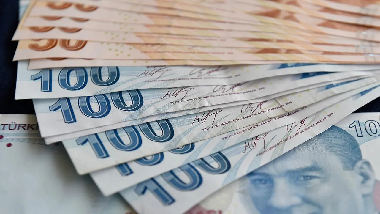 . Böylece sadece 5 ayda alacakları zam oranı yüzde 33,64 oldu. Ancak bu zam Ocak ayındaki maaşlara yansıyacağı için her ay açıklanan aylık enflasyon oranında birikimli olarak hesaplanacak. Geriye Aralık ayının enflasyon verisinin açıklanması bekleniyor.