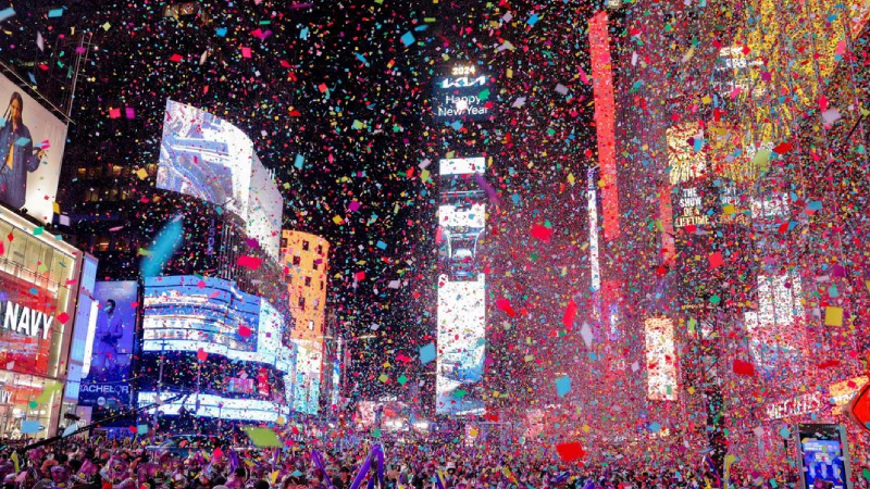 New York'ta on binlerce kişi, Megan Thee Stallion ve LL Cool J gibi müzisyenlerin performanslarının ardından gece yarısı ışıklı topun düşüşünü izlemek üzere Manhattan'daki Times Meydanı'nda toplandı.