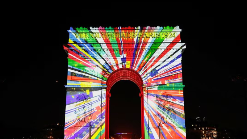 Fransa Cumhurbaşkanı Emmanuel Macron yeni yıl kutlamaları öncesinde televizyonda yaptığı konuşmada 2024 yılının Paris 2024 Yaz Olimpiyat Oyunları ve Notre-Dame katedralinin yıkıcı bir yangından sonra yeniden açılmasıyla "Fransız gururunun yılı" olacağını söyledi.