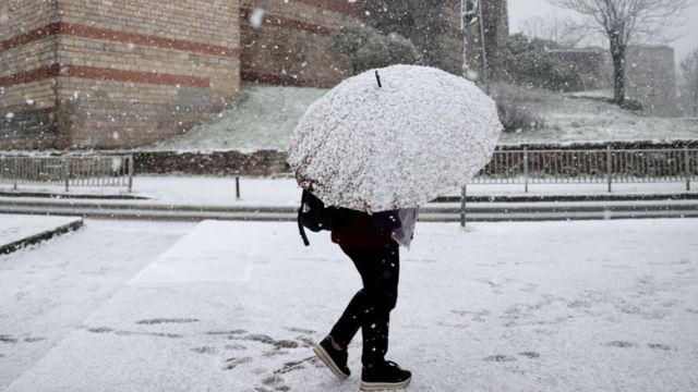 "Sistemler değişmezse bu sistemin İstanbul'da kar yapacağını tahmin ediyorum. Bu sistem öyle bir kış yapar ki o sıcak havaları unutabiliriz. 2 sene önceki gibi bir kar yağışı da olabilirTahminime göre ayın 10'u akşamı gibi başlayıp perşembe cuma gibi İstanbul'da etkili olur. Önümüzdeki hafta sonu devam edecek gibi. Sonra Anadolu'ya kayacak bu sistem."