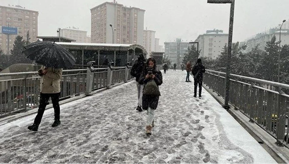 Yeni yılın ilk gününden itibaren beklenen yağışlı hava geliyor. Hafta ortasından itibaren yurdun büyük bölümünde aralıklı yağış etkili olacak. Yağışlar, Doğu ve Güneydoğu Anadolu dışında hafta boyunca devam edecek.