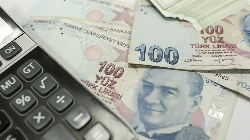 Memur ve memur emeklilerine geçen hafta açıklanan enflasyon verisinin ardından verilecek zam oranı yüzde 49.25 olarak belirlenmişti. SSK ve Bağ-Kur emeklilerinin zammı ise yüzde 37.75 düzeyinde kaldı. Memur ve işçi-Bağ-Kur emeklileri arasındaki farkın kapatılması talep edilirken, kesin kararın ise bu hafta verilmesi bekleniyor.