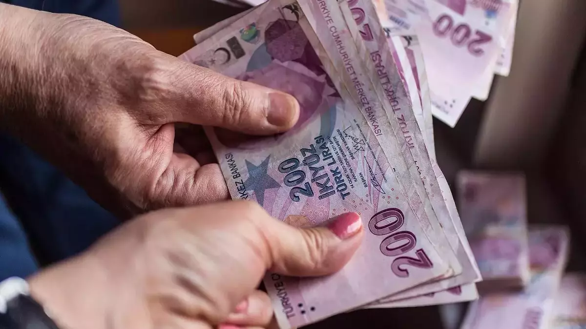 Hürriyet’te yer alan habere göre, Ekonomi yönetimi, emekliler arasında zam farkı oluşması ve en düşük emekli aylığının 7 bin 500 lirada kalmasının ardından birkaç alternatifli bir çalışma yaptı. Bu çalışmalar Cumhurbaşkanı Tayyip Erdoğan’a sunulacak.