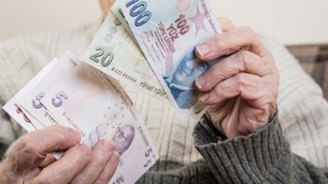 Seçenekler arasında 7 bin 500 TL’lik en düşük emekli aylığının 10 bin lira düzeyine çıkarılması da bulunuyor. Ancak bu çalışmalarda henüz kesin karar verilmiş değil. Bu nedenle rakamların değişebileceği belirtiliyor.