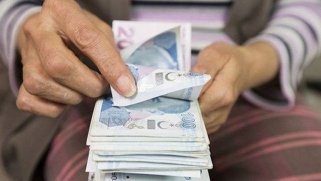 Emekli aylıklarına enflasyon verisi dışında yapılacak zam için yasal değişiklik gerekiyor. Yapılacak yasal değişikliğin 16 Ocak’tan sonra TBMM’ye sevk edilmesi bekleniyor.