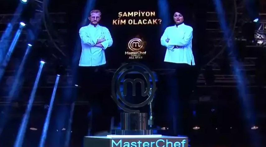 Masterchef All Star'da sezon sona erdi. All Star'ın finalinde kupayı alan isim belli oldu. Yarışmacılar canlı yayında imza tabağını yaptı. İmza tabakları öncesi yarışmacılar Türk mutfağı ve uluslararası mutfaktan iki yemek yaptı. İşte Masterchef All Star final gecesinde yaşananlar...