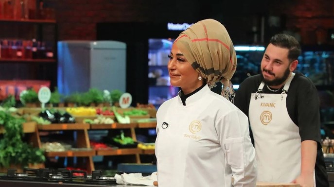 Ünlü yemek yapma yarışmasında son ikiye kalmayı başaran Tahsin ve Esra final bölümünde son kez tezgah başına geçti. Şampiyon olabilmek için tüm hünerlerini sergileyen Esra ve Tahsin, şeflerin beğenisini kazanmak için mücadele etti